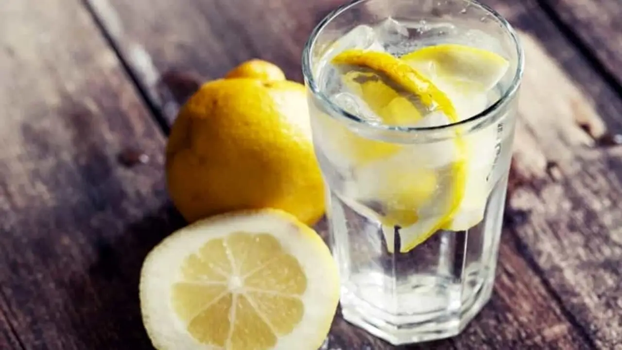 Il trucco con acqua e limone per rendere i tuoi mobili splendenti