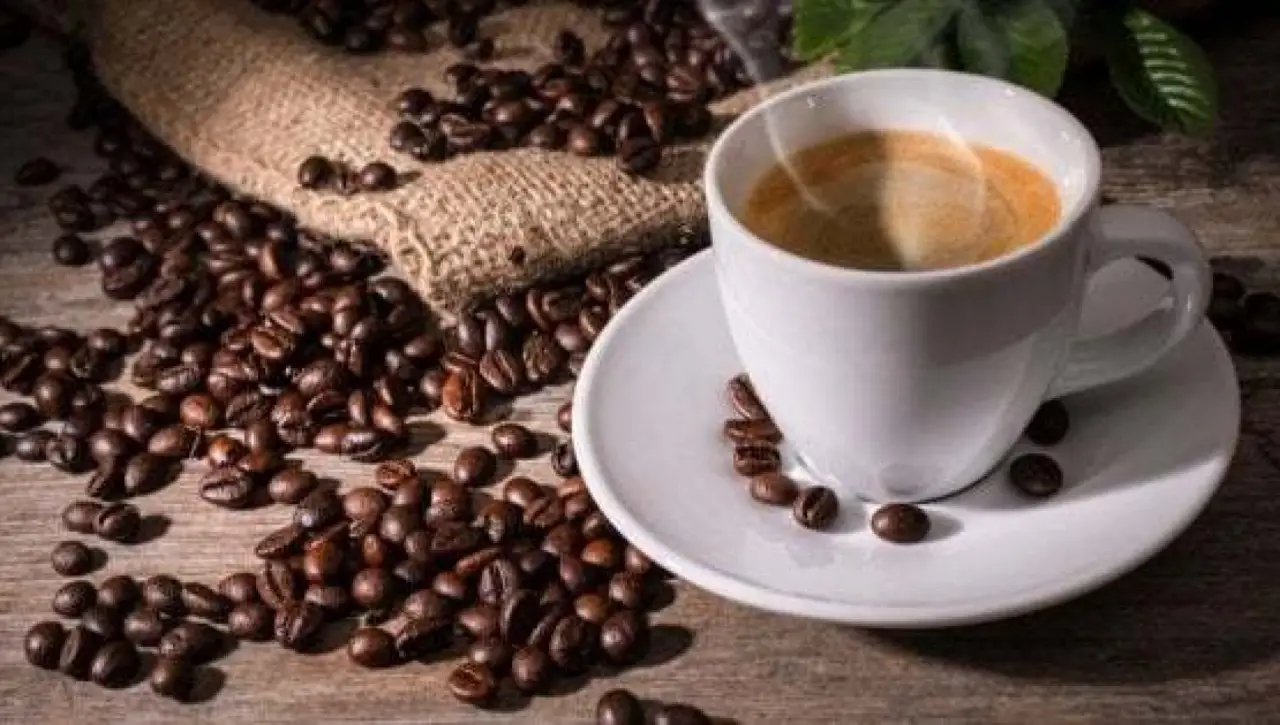 Bere caffè amaro a digiuno fa davvero salire la glicemia? Ecco la risposta dell’esperto