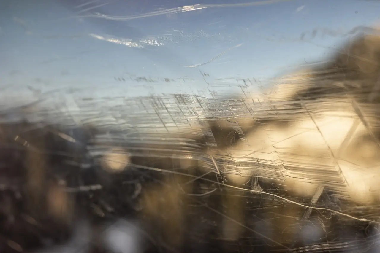 Prova il trucco della pellicola: come tenere pulito sopra i mobili senza stress