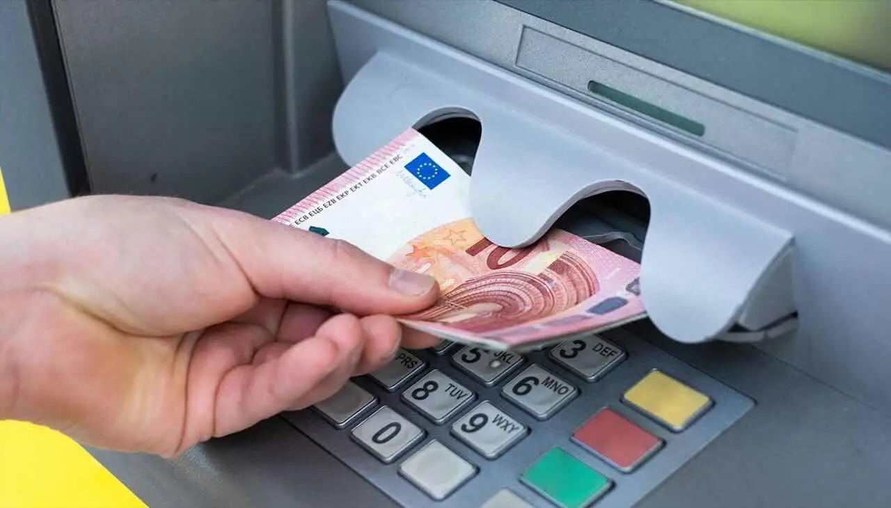 Hai dimenticato il bancomat? Ecco come prelevare contanti allo sportello postale senza carta
