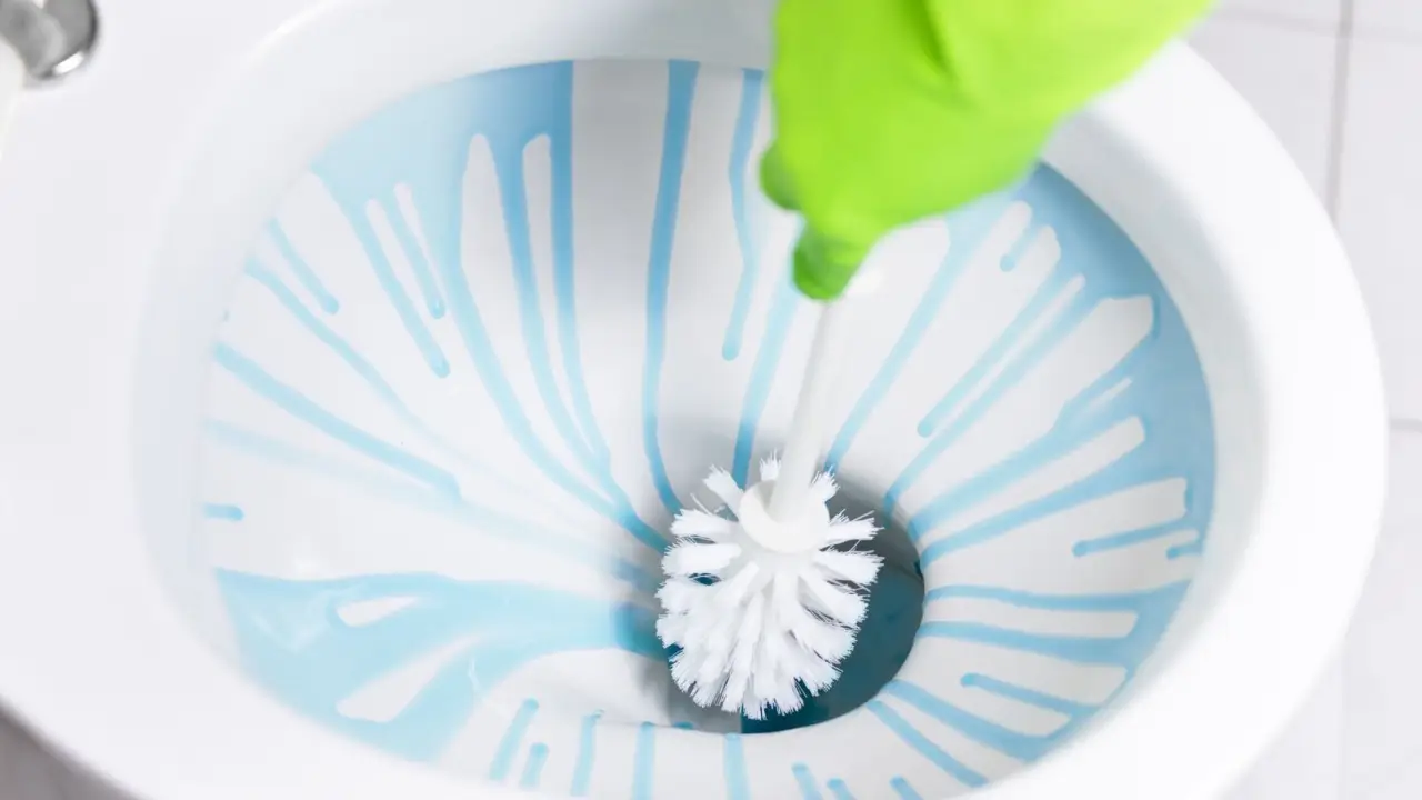 Usi troppo spesso il prodotto per wc? Ecco cosa succede davvero alle tue tubature