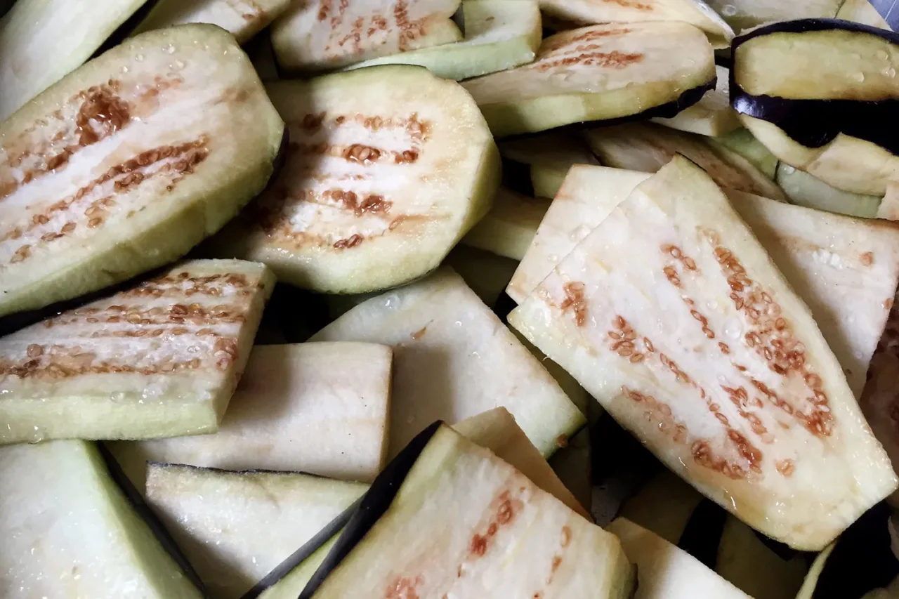 Non mangiare le melanzane crude: ecco le proprietà sorprendenti che hanno cotte