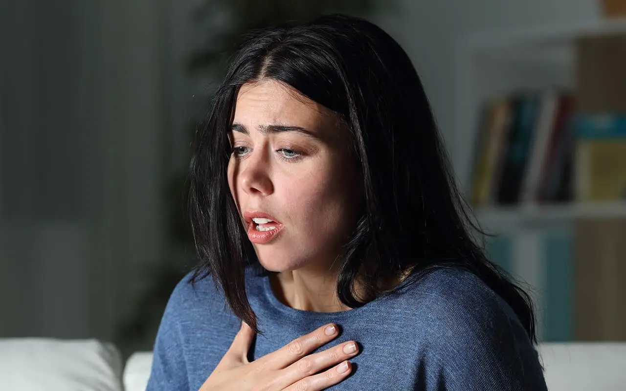 Hai la bronchite e ti fa male la schiena? Ecco cosa significa davvero questo sintomo