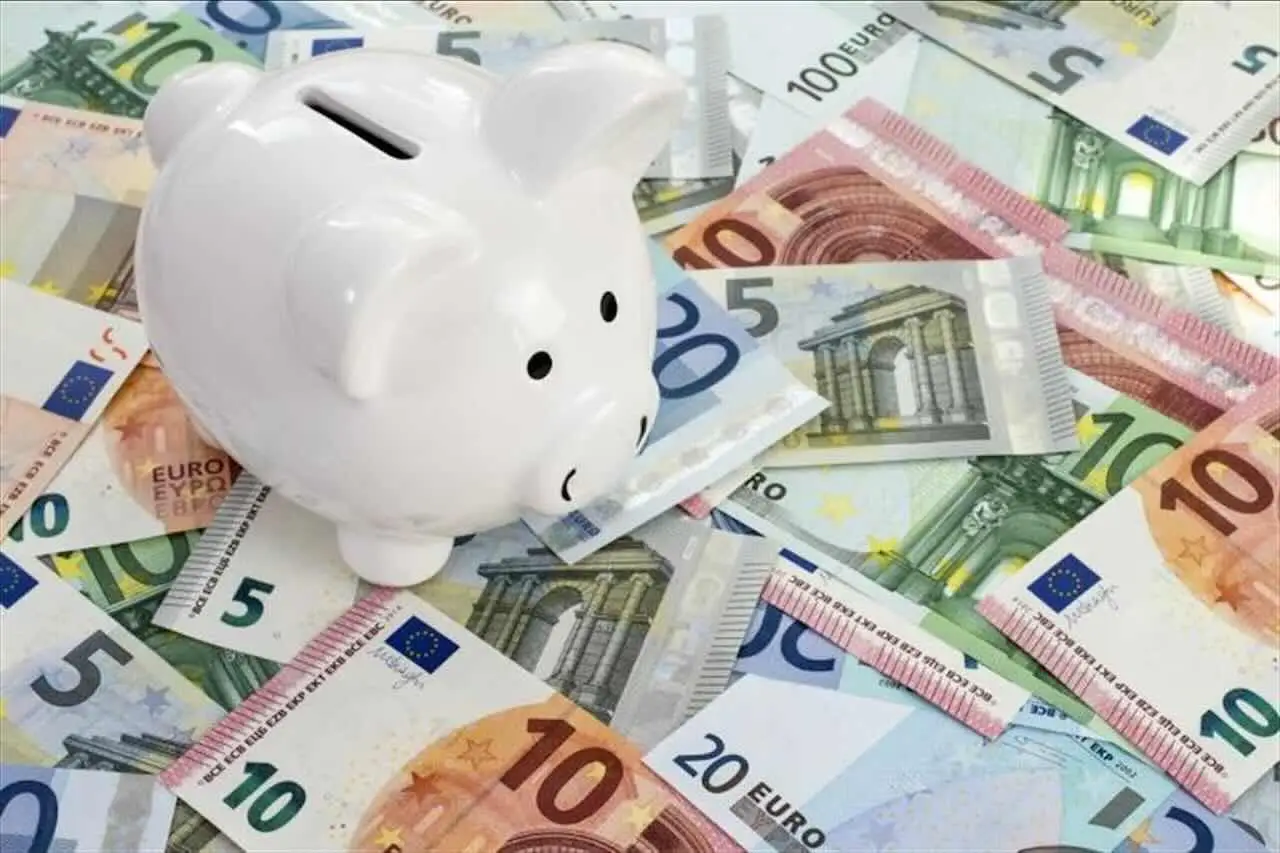 La verità sul risparmio degli italiani: ecco la cifra esatta che mettono da parte ogni mese