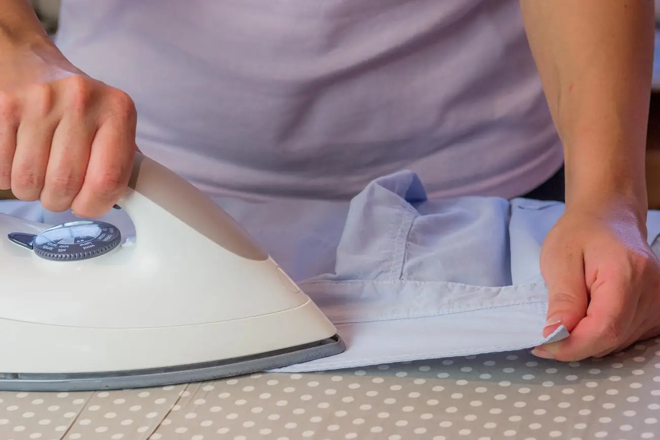 Stai stirando all’ora sbagliata e sprechi soldi: ecco quando farlo per risparmiare sulla bolletta