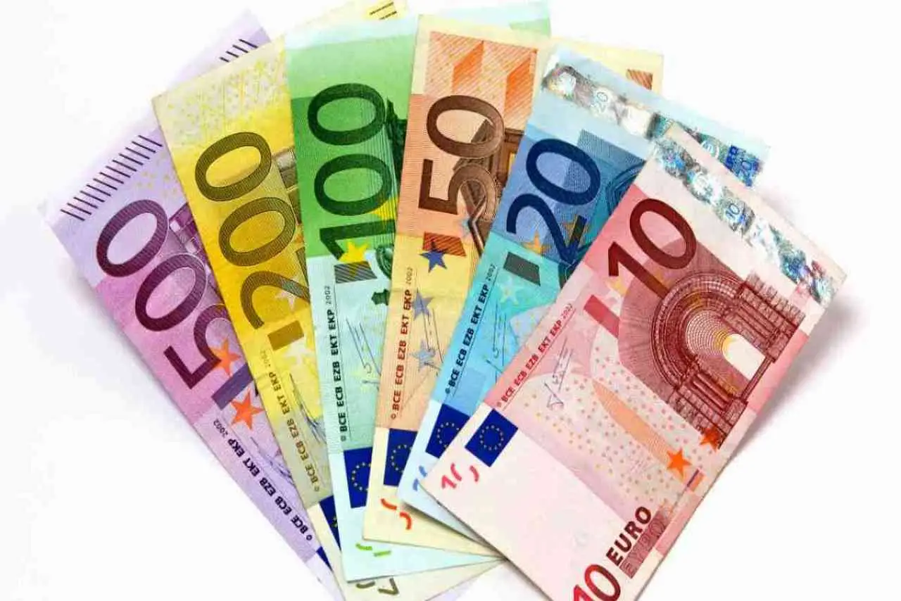 Ti devono dei soldi e non ti pagano? Ecco il metodo legale più veloce per riaverli subito