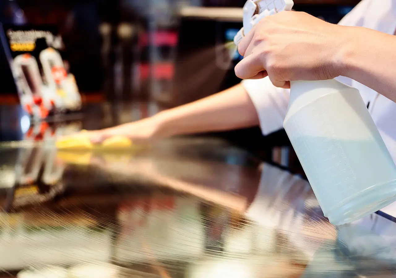Usi disinfettanti a base alcolica? Attenzione a questi errori comuni che li rendono inutili