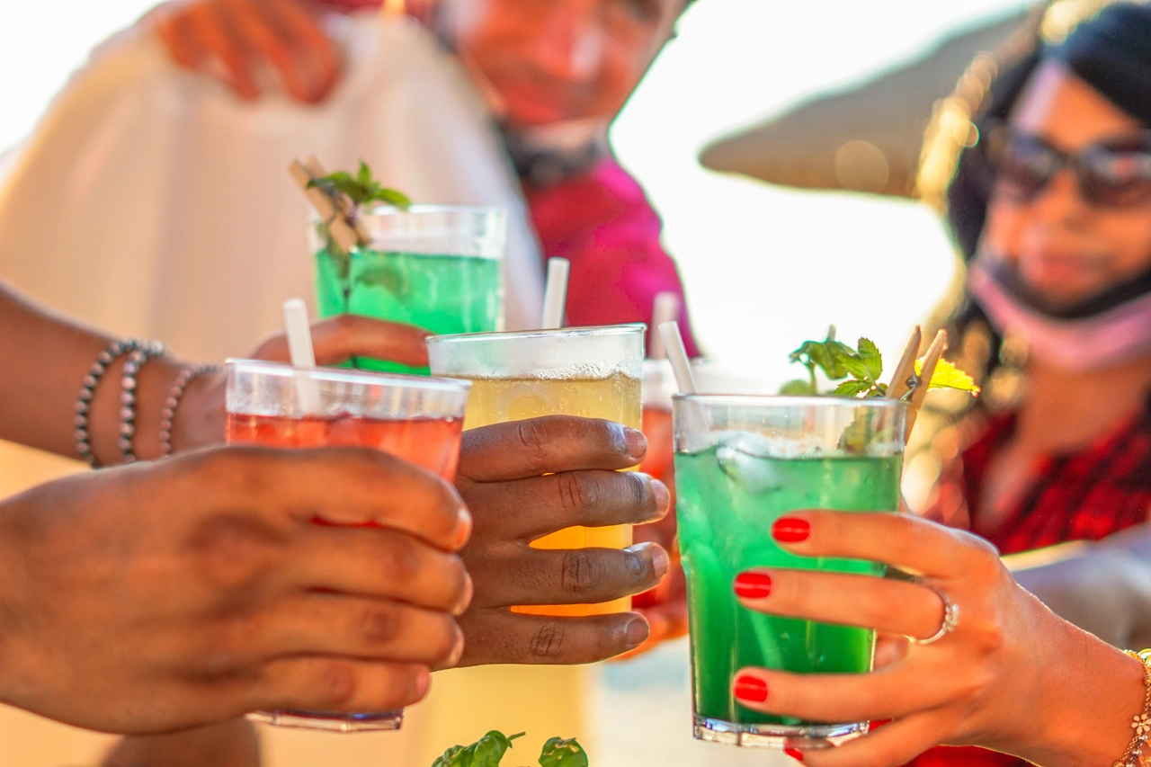 Non bere i soliti cocktail: ecco i drink estivi consigliati dai barman per sorprendere